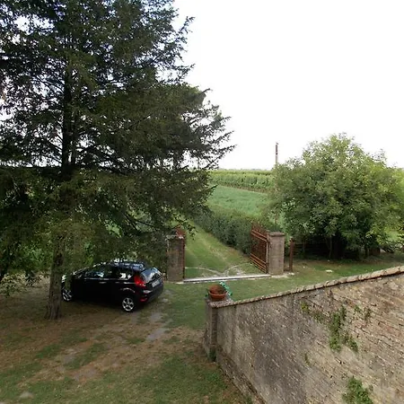 Di Charme La Bonarella Bed & Breakfast 3*